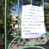 Cancello d'ingresso dell'asilo Villa dei Cedri a Bari 
