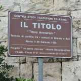 Um cartello informativo sotto il titolo dell'Arenarum 