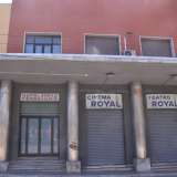 La facciata dell'ormai chiuso cineteatro Royal, all'imbocco del sottopasso di via Quintino Sella