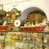 All'interno del locale si notano nicchie, colonne e architravi: la struttura � quella di un'antica chiesa bizantina