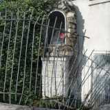 La cancellata appare ora completamente distrutta: � probabile quindi che anche la scultura sia finita in mille pezzi. In alternativa potrebbe essere stata rubata o messa in salvo da qualcuno che vive a villa Alberotanza