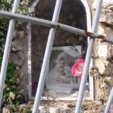 Al posto della statua si trova un modesto quadretto con un�immaginetta della Madonna