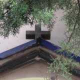 All�interno del tempio, sovrastato da un crocifisso...