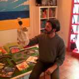 Ora per�, dopo tanto girovagare, ha deciso di stabilizzarsi aprendo una libreria nella sua Ostuni, ma il richiamo dell'arte rimane vivo in Enrico che saltuariamente monta il suo piccolo palco con le classiche tendine rosse e riprende a maneggiare con maestria i suoi amati pupazzi 