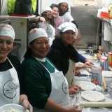 Alcune cuoche di Ethnic Cook ospiti nella cucina di un ristorante per la preparazione di una cena