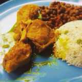 Pardeep Singh prepara per le sue cene pollo al curry e riso con le verdure