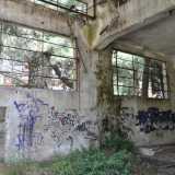Un po� delusi ci avventuriamo alle spalle dell�immobile dove troviamo un ambiente libero, privo di porte e di altre restrizioni. Anche qui i muri sono stati �decorati� da vari graffiti, ma sulla sinistra torreggiano delle grandi vetrate: la luce del giorno filtra dall�alto illuminando tutto il locale e creando uno spettacolo suggestivo