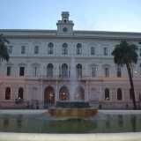La bella fontana ellittica inaugurata il 14 aprile del 1915. Sullo sfondo l'entrata del Palazzo Ateneo