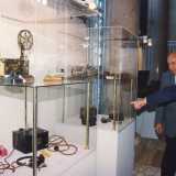Umberto Giarletti indica un apparecchio telegrafico durante la mostra marconiana del 1997 nel palazzo della Provincia