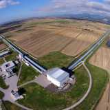 Una vista aerea di Virgo, l'antenna a forma di "elle" in grado di rilevare le onde gravitazionali disposta sul terreno di Cascina, in provincia di Pisa
