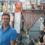 Al Banco della cantina di Giulio Petroni il figlio della signora Teti, Giuseppe con sua moglie