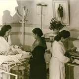 L'interno di Goccia del latte, in una rara foto degli anni 50. Una dama e due infermiere assistono i neonati 