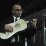 Giuseppe Petrella alle prese con la chitarra barocca