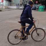 Michele, uno dei ragazzi dell'associazione, che collauda la bici di bamb�