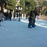 Alcuni ragazzi mentre pattinano sul ghiaccio della pista allestita in piazza Umberto