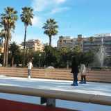 La pista di pattinaggio su ghiaccio allestita in piazza Umberto. Sullo sfondo, i giardini e la fontana