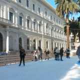 La pista di pattinaggio in piazza Umberto. Sullo sfondo, l'Ateneo di Bari
