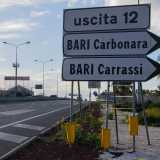 Lo svincolo Bari Carrassi - Carbonara ci introduce in corso Alcide De Gasperi, l'arteria su cui si affaccia l'edificio