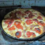 Focaccia barese al pomodoro del panificio Santa Teresa di Bari vecchia (Foto di Nicola LARICCHIA)