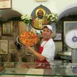 Focaccia barese al pomodoro del panificio Fiore di Bari vecchia (Foto di Nicola LARICCHIA)