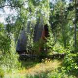 Le abitazioni che sorgono sull'isola di Seurasaari sono parte del paesaggio al punto che sembrano mimetizzarsi nella natura