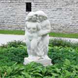 Una delle numerose statue poste all'interno degli ampi parchi della citt�