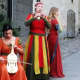 Donne travestite da dame del medioevo suonano in prossimit� di un ristorante invitando i turisti ad entrare