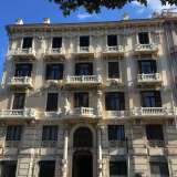 Prospetto del palazzo Atti: � caratterizzato per l�abbondanza delle decorazioni di ghirlande di fiori e da un imponente gruppo scultoreo sulla loggia nobile