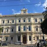 La Camera di Commercio di Bari, elegantemente abbellita da un orologio posto al centro dell'edificio.Il palazzo � stato costruito tra il 1881 e il 1886