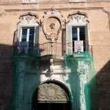 L'ingresso � costituito da un possente portale caratterizzato da due colonne ioniche laterali che sostengono il peso del balcone centrale. Quest'ultimo accoglie tra due finestre lo stemma dell'antica famiglia