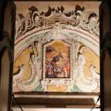 Accanto a questo ambiente c'� una piccola cappella privata contraddistinta da un altare in stucco marmo sovrastato dalla scritta latina domus orationis, letteralmente "casa di preghiera"