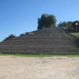 I gradoni dell'arena concepita per ospitare degli spettacoli che non hanno mai avuto luogo