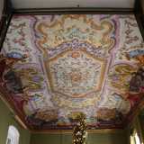 Lo splendido affresco visibile sopra l'albero