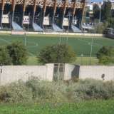 Un altro cancello sempre chiuso che separa l'area verde dai campi da calcio