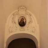 Saliamo quindi al primo piano, quello abitato dai nobili, lasciandoci dietro diverse decorazioni come una graziosa Madonna dipinta in un ovale che necessita di un restauro