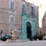 Dall'esterno il palazzo appare come un chiaro esempio di barocco leccese