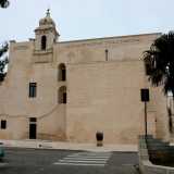 Il nostro racconto inizia in largo San Francesco, laddove si affaccia un ingresso secondario della chiesa di Santa Maria di Loreto