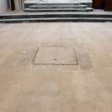 Al centro della navata notiamo per� una sagoma quadrata: � proprio lei, la botola che permette l'accesso alle catacombe