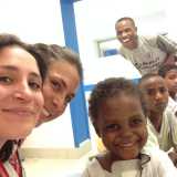 Maria Luigia con alcuni bambini ospiti della struttura