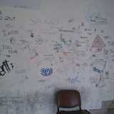 Insieme di sfoghi creativi su un muro