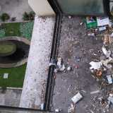 Il terrazzino della camera dei segreti, pieno di rifiuti II