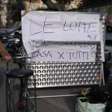 "Le lotte non si sgomberano, casa per tutti" recita un cartellone affisso dai ragazi