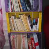 La libreria costruita dai ragazzi utilizzando delle semplici cassette di frutta