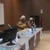Il cantante rastafariano Uwe Banton, chitarra alla mano, si prepara a suonare alcuni brani della tradizione reggae 