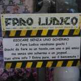 L'entrata del "Faro ludico", games room in cui all'ingresso � appeso un cartello che invita a ricrearsi senza l'uso di schermi e joystick