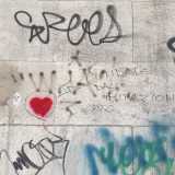 Il cuore autografato al numero 93 di via Unit� d'Italia, firmato "Spre"