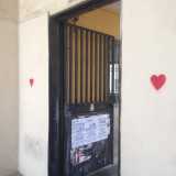 Due cuori affiancano uno dei varchi che permettono di accedere nella stazione centrale 