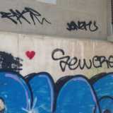 In mezzo a tante scritte spunta un piccolo simbolo anche in via Edmondo de Amicis (l'autore del libro Cuore)
