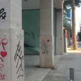 Una serie di cuori caratterizza anche corso Benedetto Croce: in lontananza si nota che anche un albero � stato preso di mira
