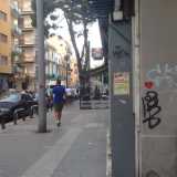 Un cuore rosso anche sulla parete di un edificio in via Toma